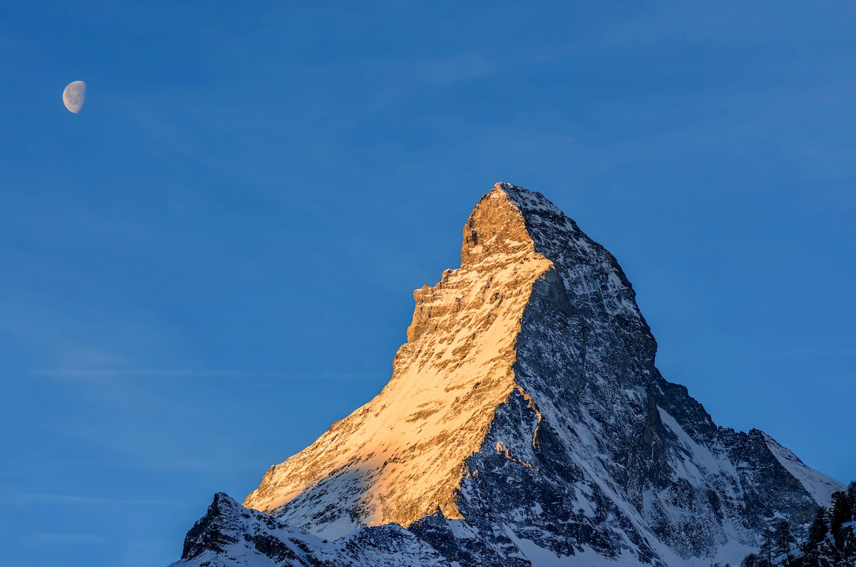 Matterhorn al amanecer con la luna en el marco
