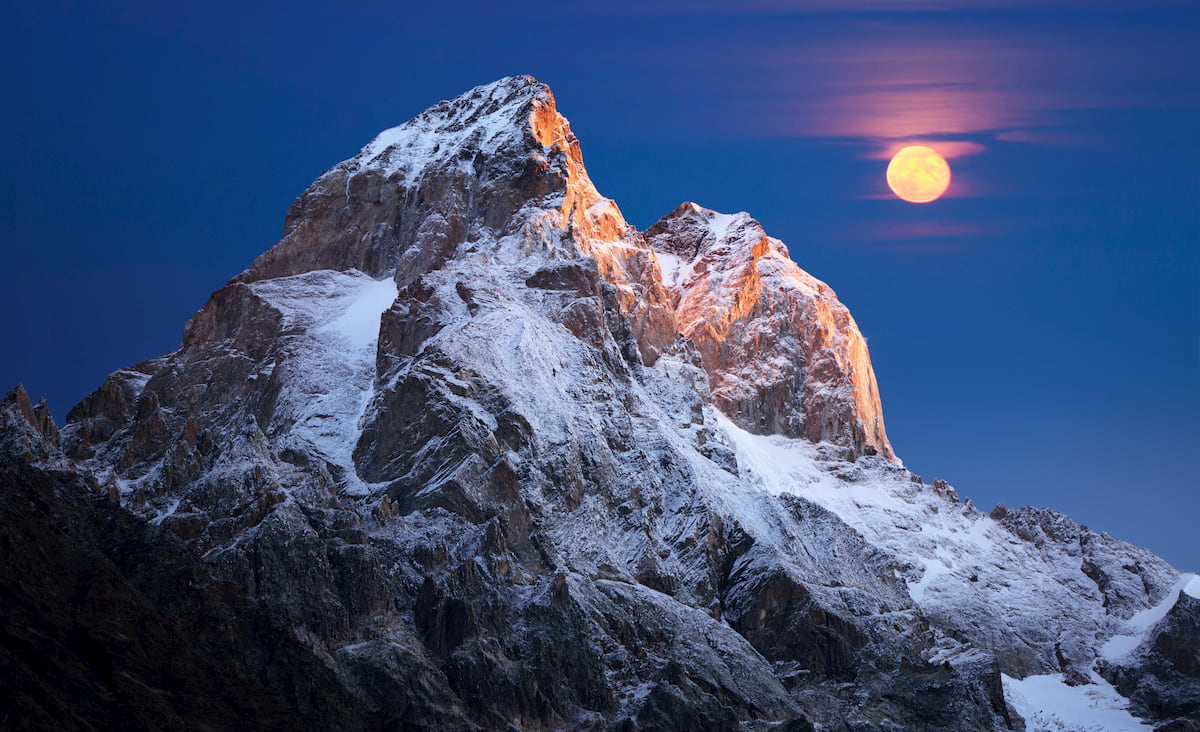 Mount Ushba com a lua em foco