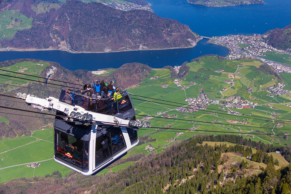 Teleférico tipo descapotable en Stanserhorn, Suiza