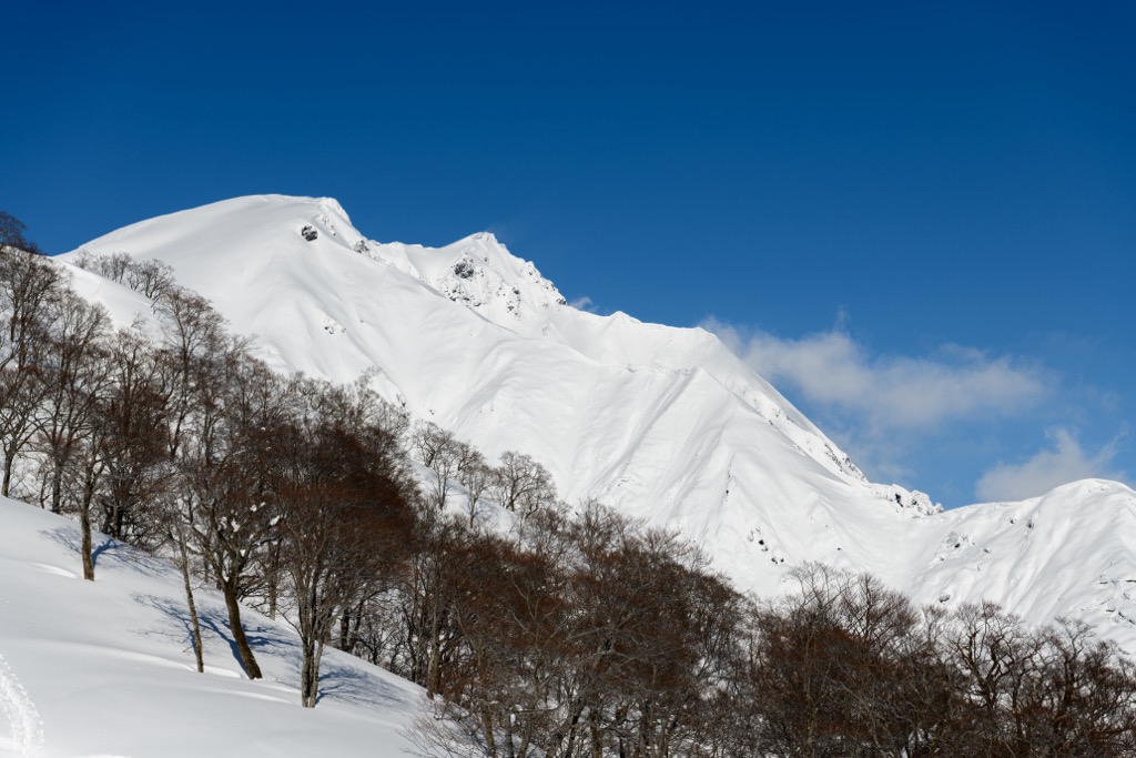 Tenjindiara offers exceptional terrain for Japan, where powder is the focus and exciting terrain can often be lacking. Japan Skiing