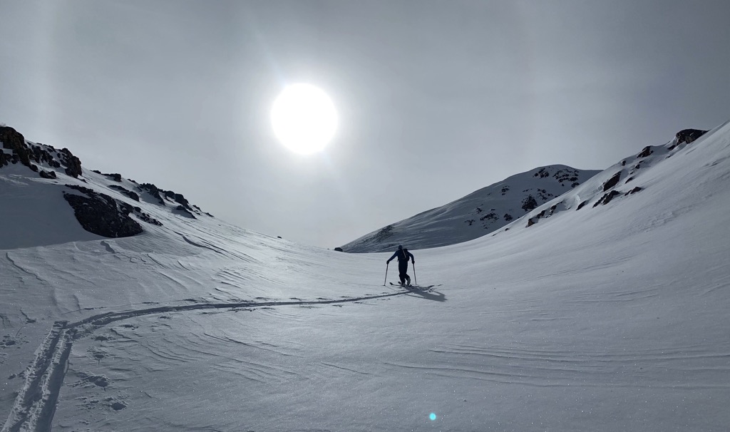 Die Geheimnisse, um den besten Schnee abseits der Pisten zu finden. Skifahren abseits der Pisten bedeutet, auf den Berg zu hören und seinen eigenen Weg einzuschlagen. Sergej Poljak
