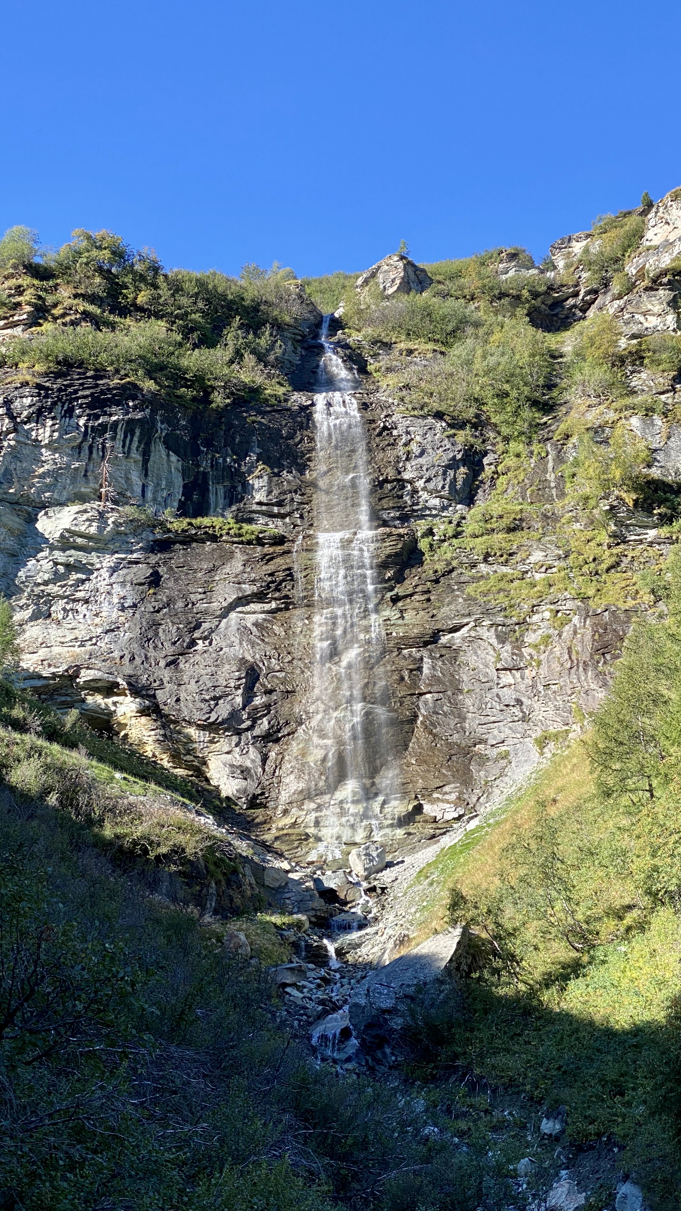 Ein Wasserfall in den Alpen