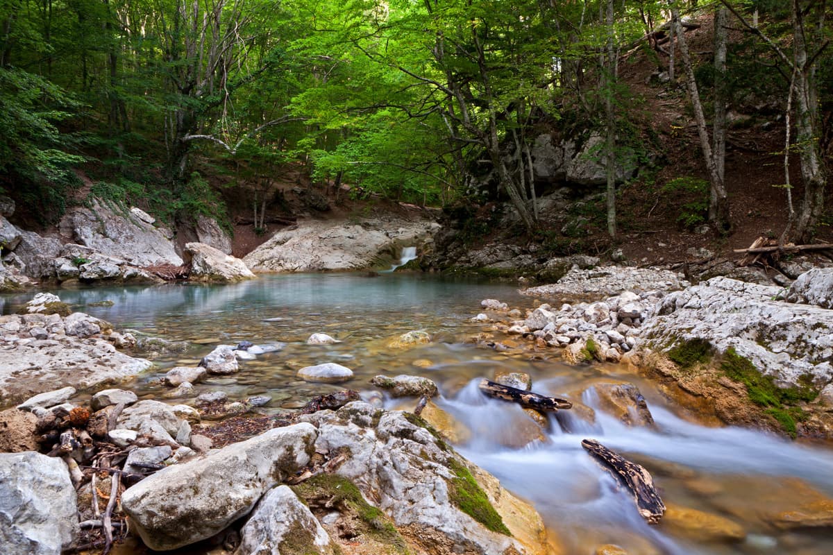 Crimea. Blue Lake in the Grand Canyon.