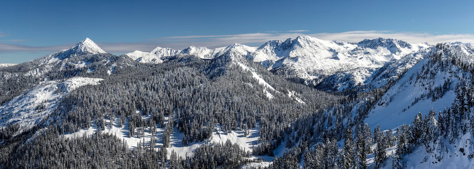 Ski in the Cascade Range. Goat Rocks Wilderness.