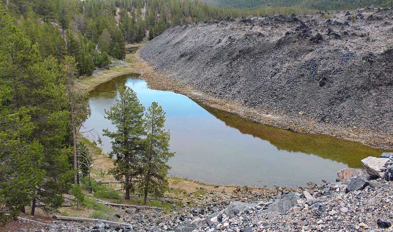 Big Obsidian Flow Trail. Newberry National Volcanic Monument