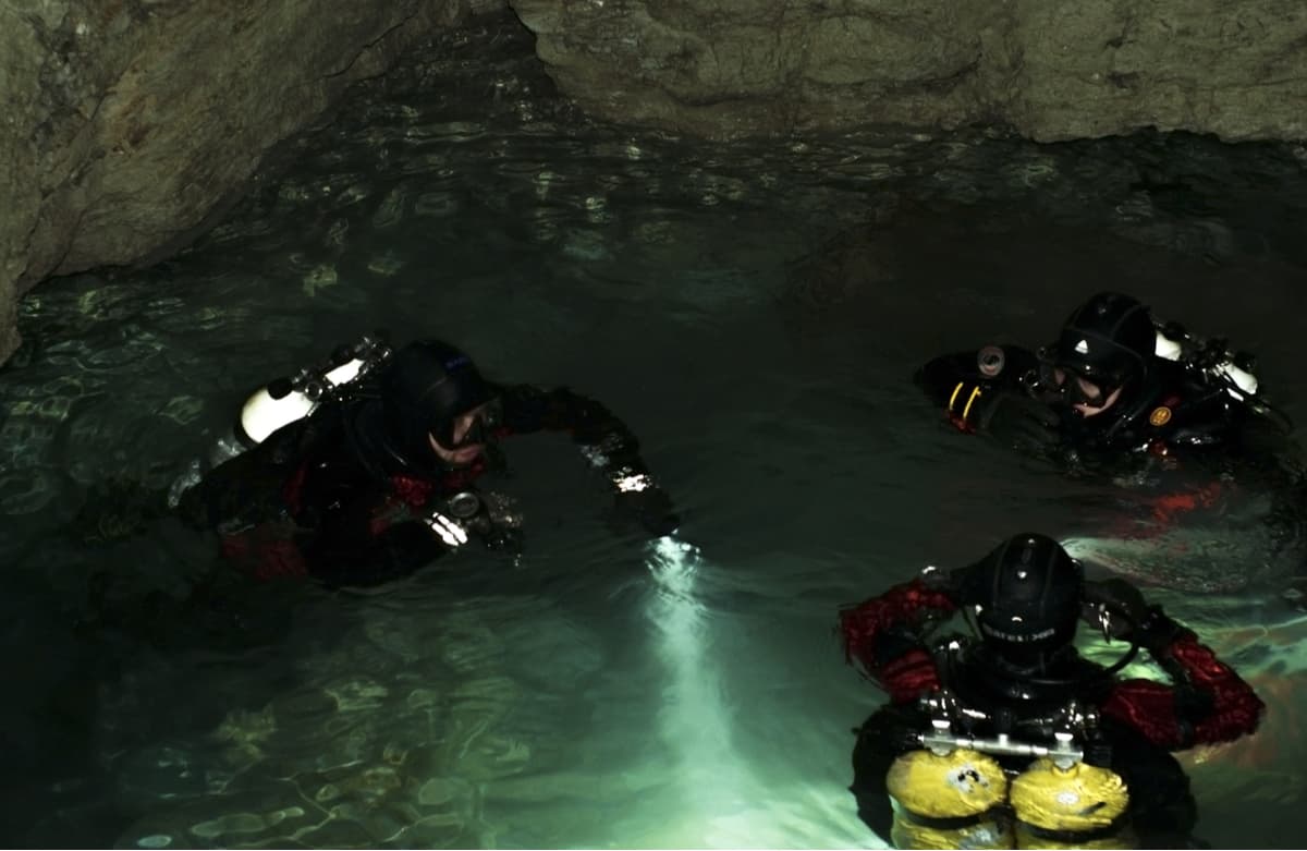 Speleo-divers in the Orda Cave