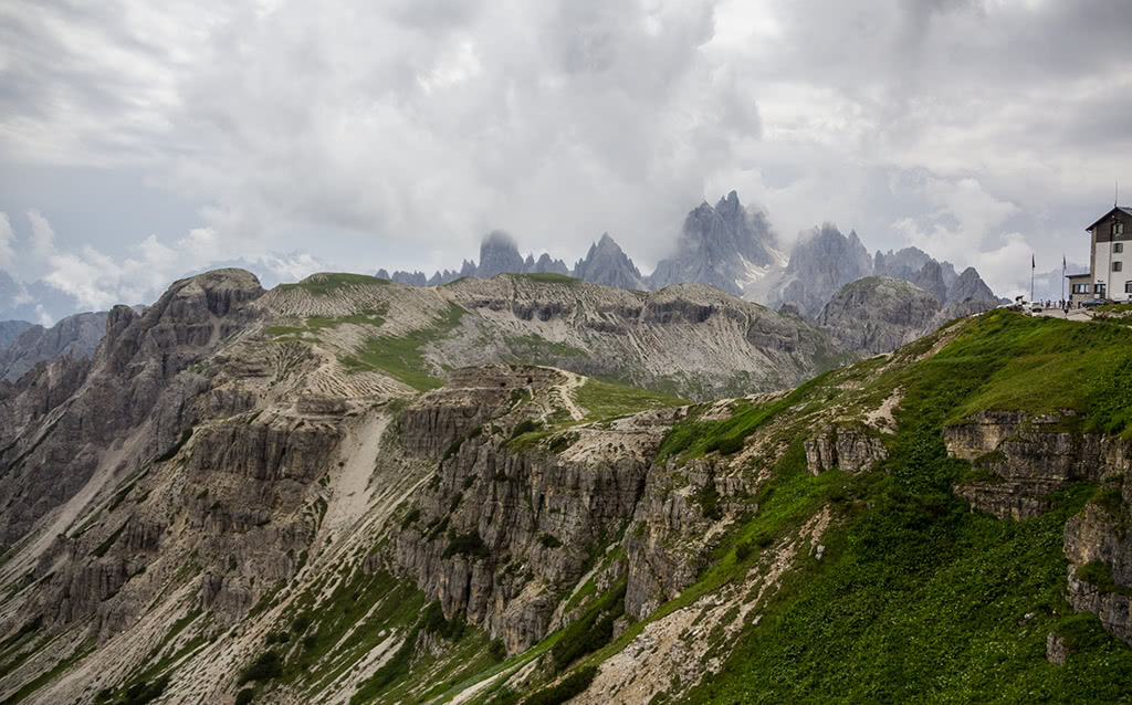 Una vista desde el refugio de montaña Auronzo que tiene un aparcamiento en las cercanías