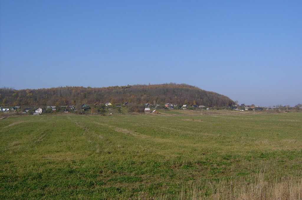 Chiroyli qiz uning yoriqlarini silaydi