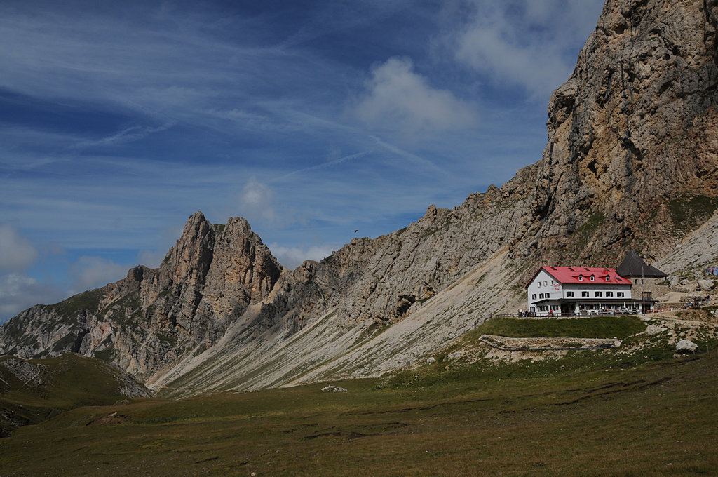 Гора хат. Alfredo Rifugio Jacket. Catinaccio Mount with Hut.