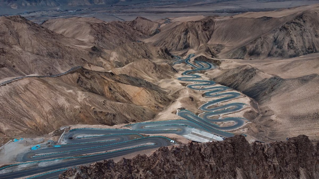 Vast canyon Road, Afghanistan