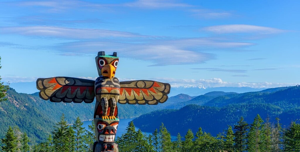 A First Nations totem pole . Cowichan Valley Regional District, Canada