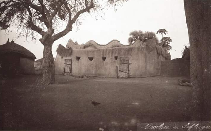 A mosque built during the Dagbon Kingdom (15th century), photographed in 1910. Ghana Mountains