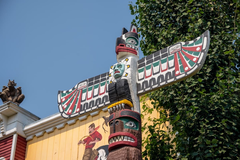 totem pole, Municipal District of Foothills, Alberta