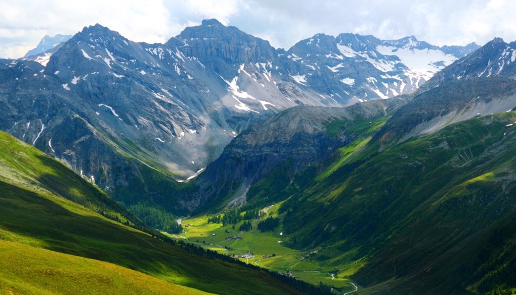 The view from atop Jakobshorn (2,590 m / 8,497 ft) towards Sertig Dorfli. Albula Alps