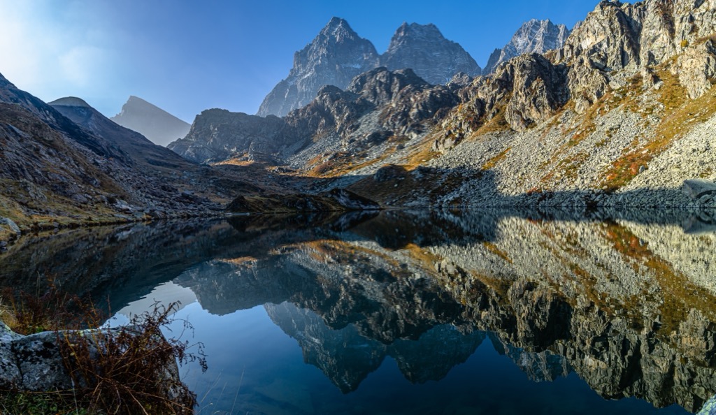 Bergsee und goldene Lärchen in den Cottischen Alpen an der italienisch-französischen Grenze