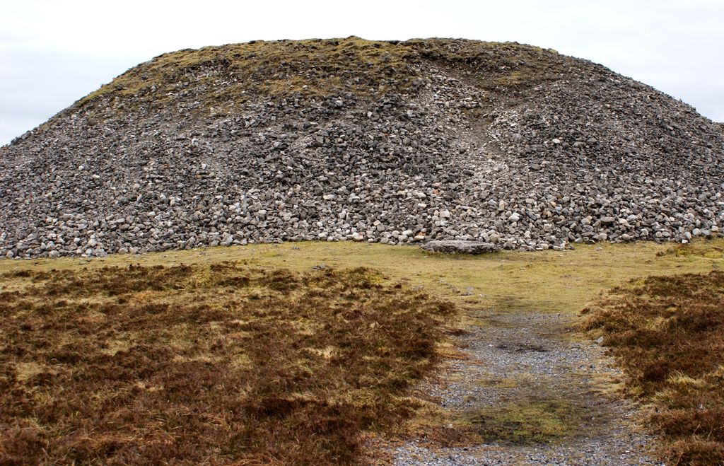 Queen Meave’s Cairn contains around 30,000 tons of stone, which is mostly limestone. County Sligo