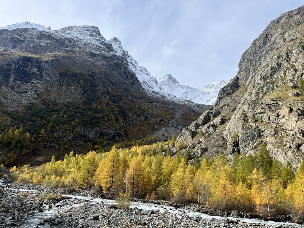 Nicht alle Wanderwege führen zu schönen Orten. PeakVisor möchte dir helfen, besondere Routen zu finden. Foto: Sergej Poljak. Wandersaison