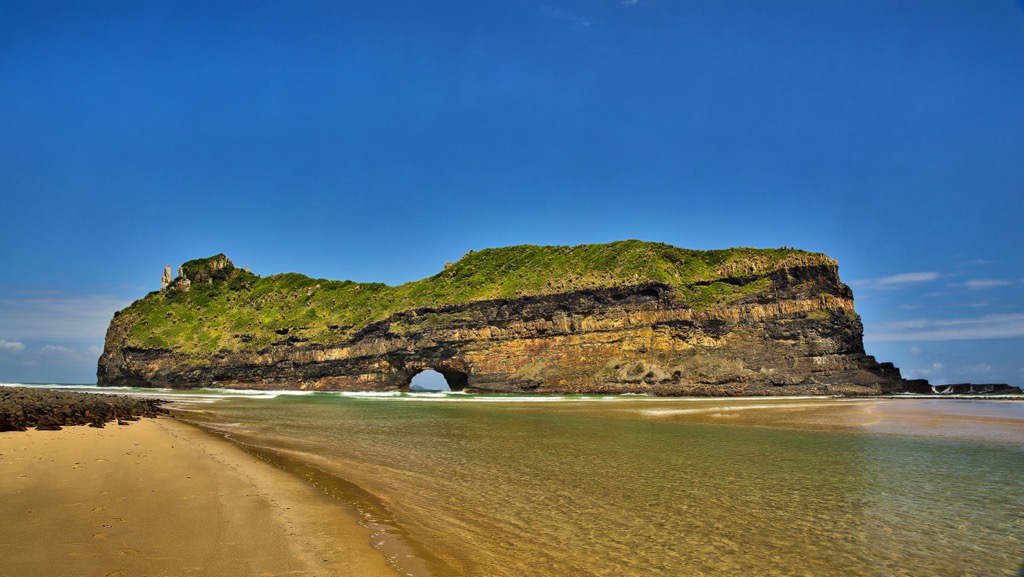 The “Hole in the Wall” has inspired much folklore, with many Xhosa people believing it to be a gateway to ancestors. Scientists agree that the hole is a product of waves crashing against the cliff for millennia. Eastern Cape