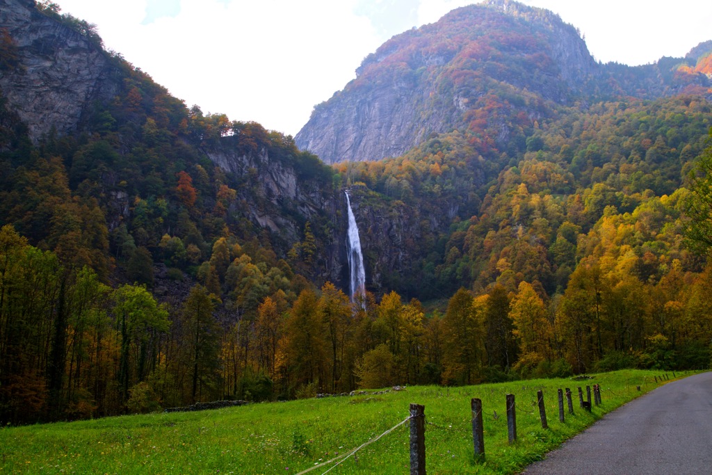 Wasserfall von Foroglio und herbstlicher Mischwald im Val Bavona, Tessin