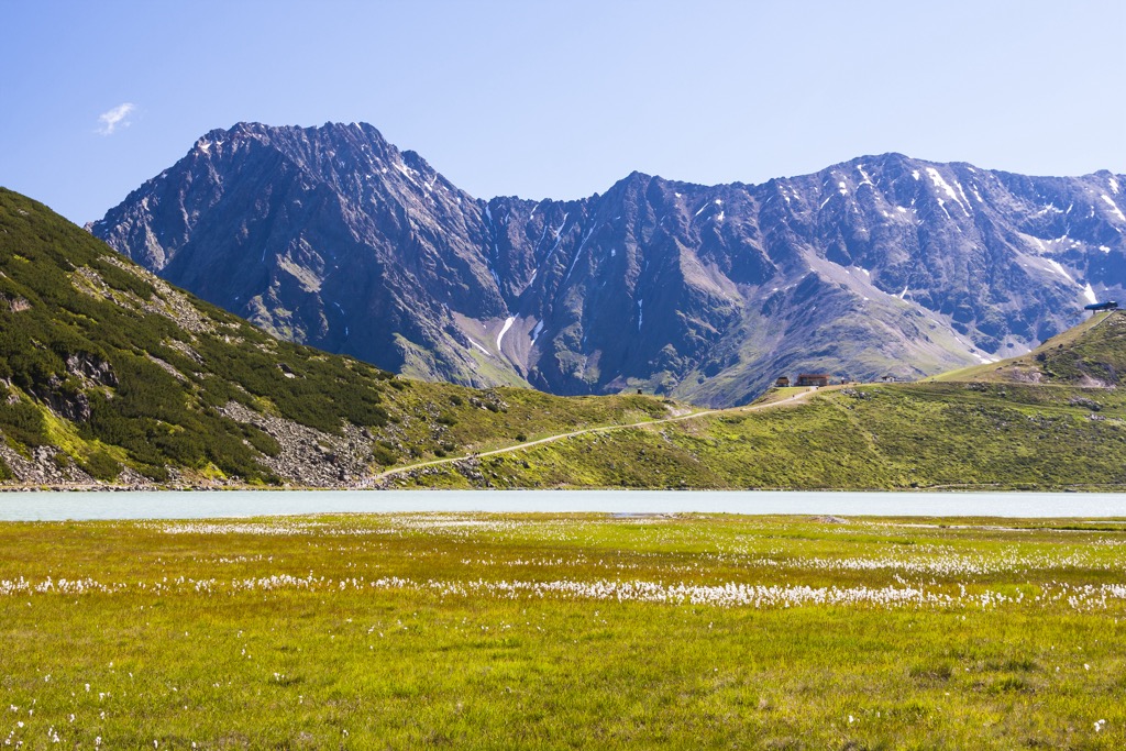 Lake Rifflsee, with the Wassertalkogel in the background. Geigenkamm