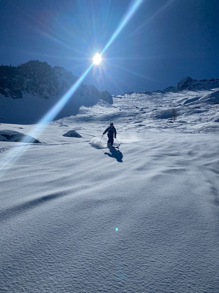 Skiing powder in Pendant Bowl. Photo: Anna Lochhead. Grands Montets