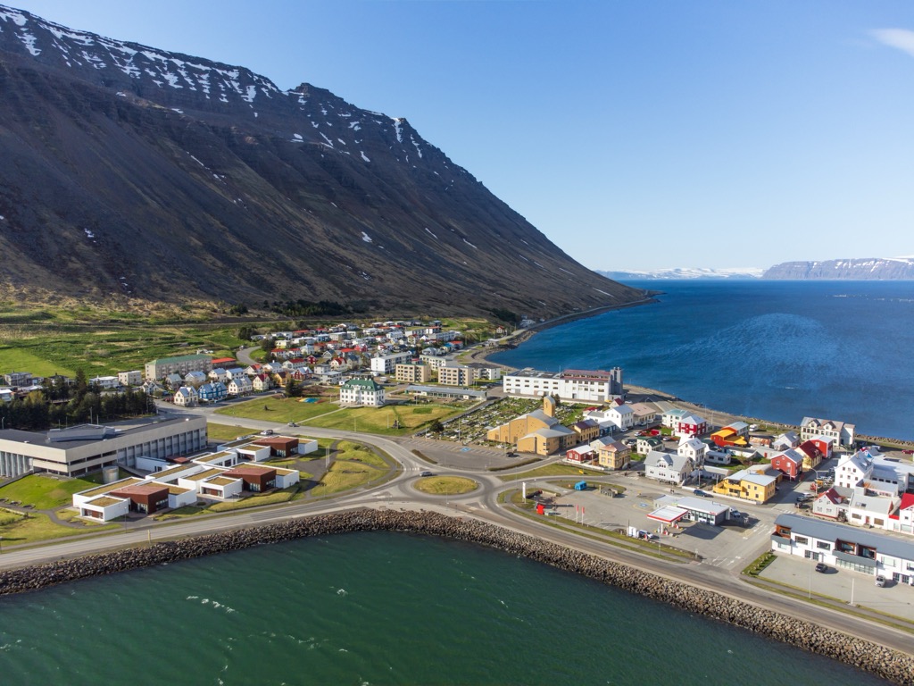 Several mountains overshadow Ísafjörður including Eyrarfjall (714 m / 2,343 ft) and Þórólfshnúkur (724 m / 2,375 ft). Hornstrandir