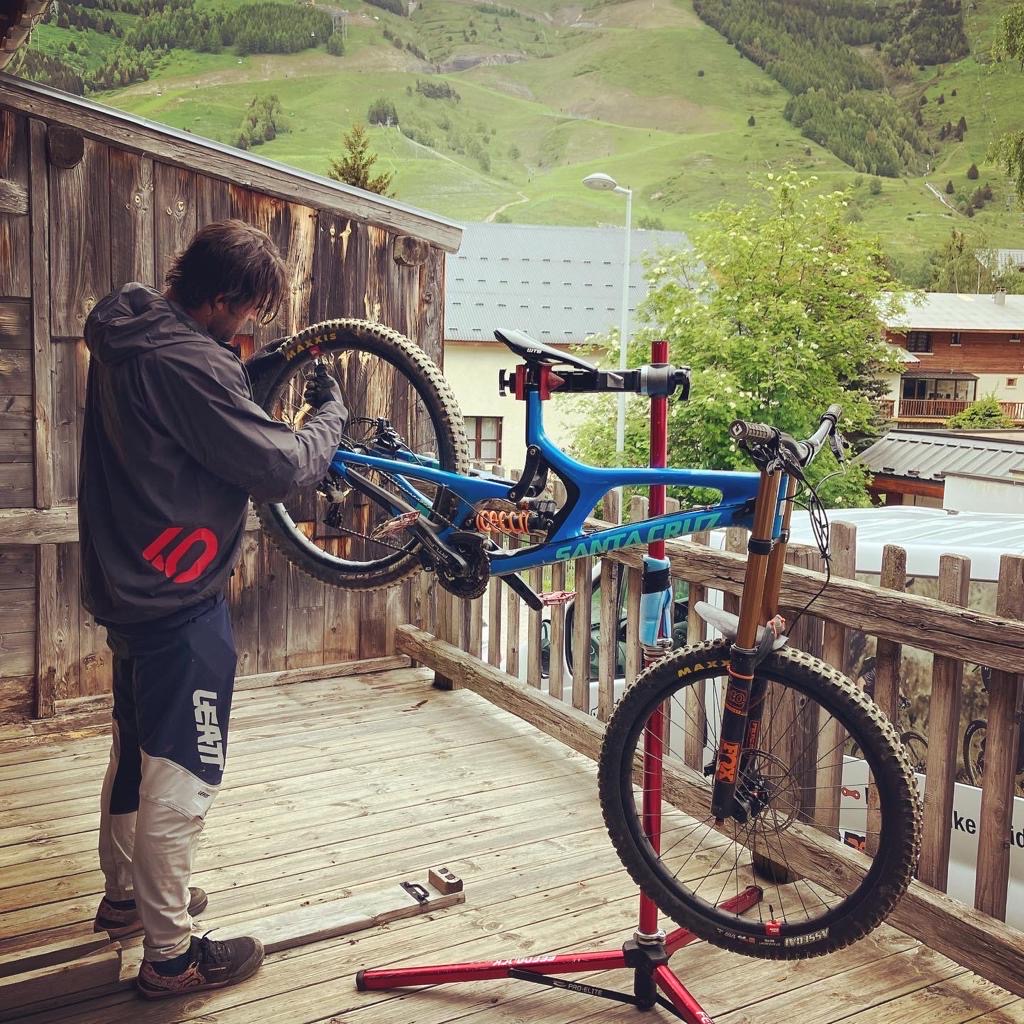 Mid-ride maintenance. Photo: Bruno Florit. How to Start Mountain Biking