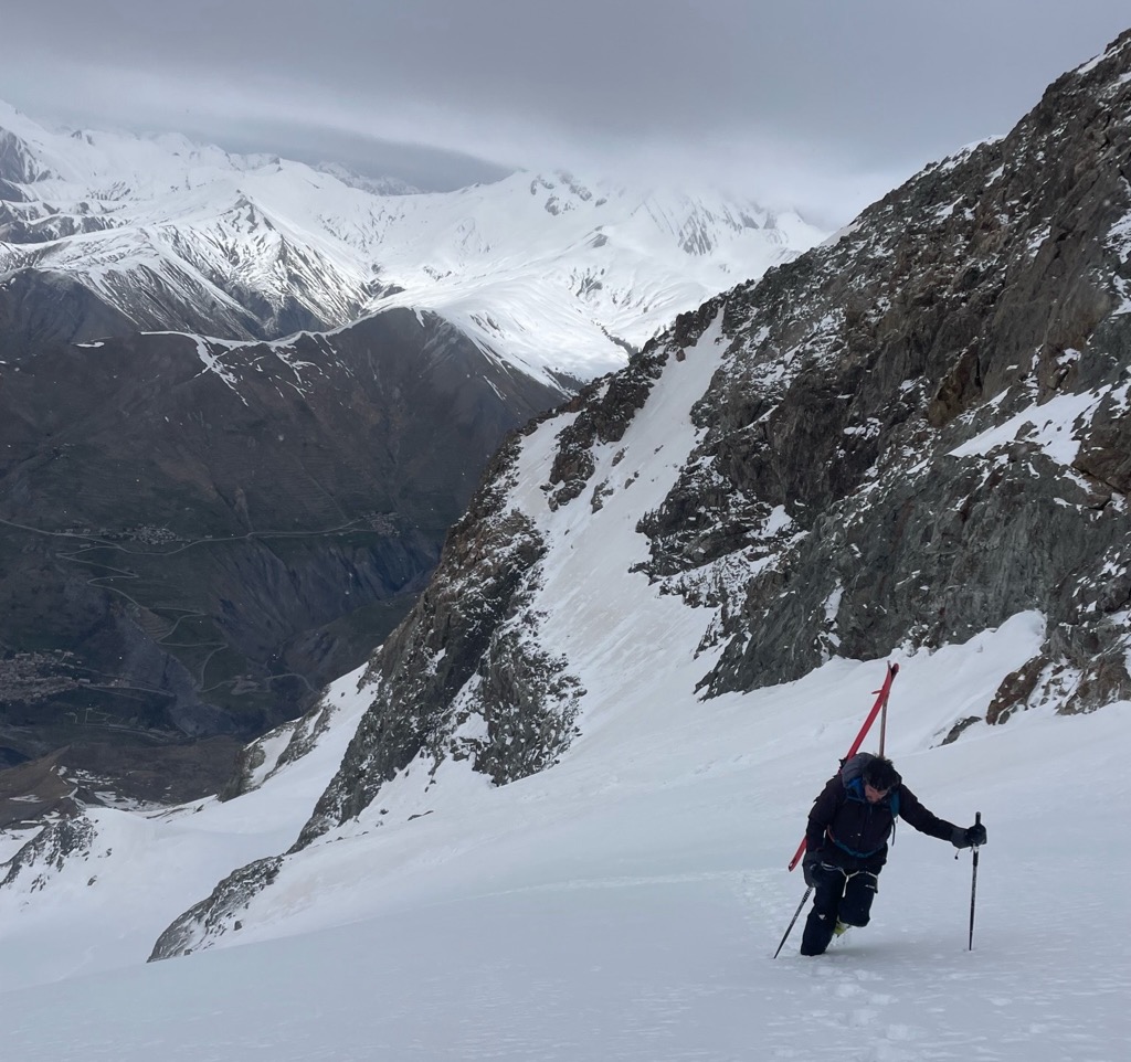 Bleib dran und strebe immer höher, aber vergiss nicht, dich umzusehen, wenn du oben angekommen bist. Foto: Anna Lochhead. So bleibst du fit fürs Skifahren