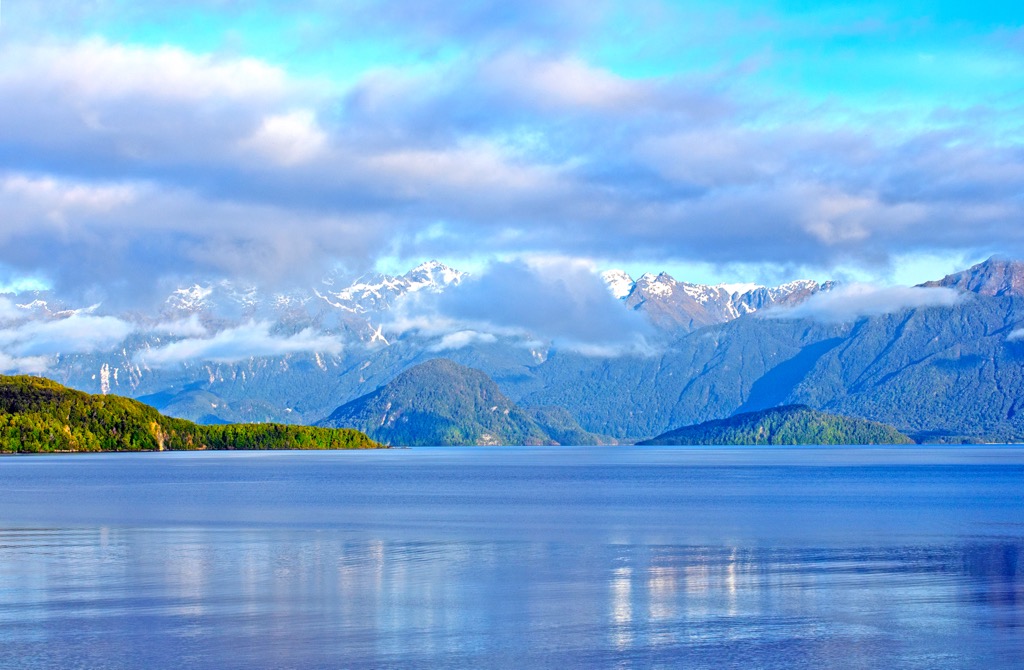 Lake Manapouri, Hunter Mountains, New Zealand