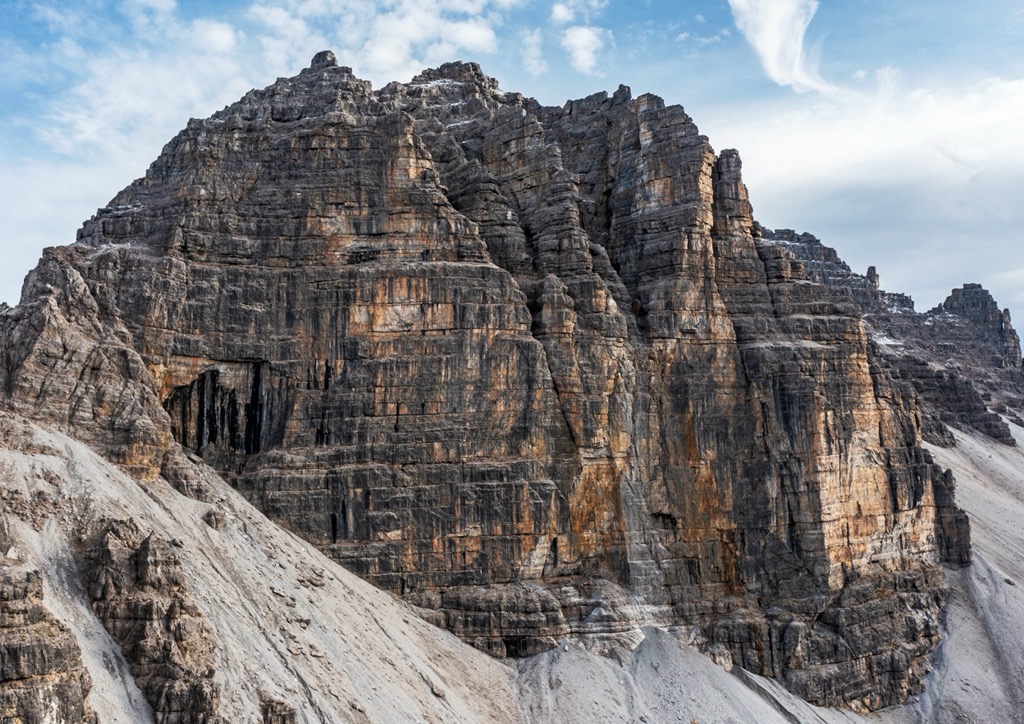 The Riepenwand has a classic limestone character with steep, jagged cliffs. Kalkkogel