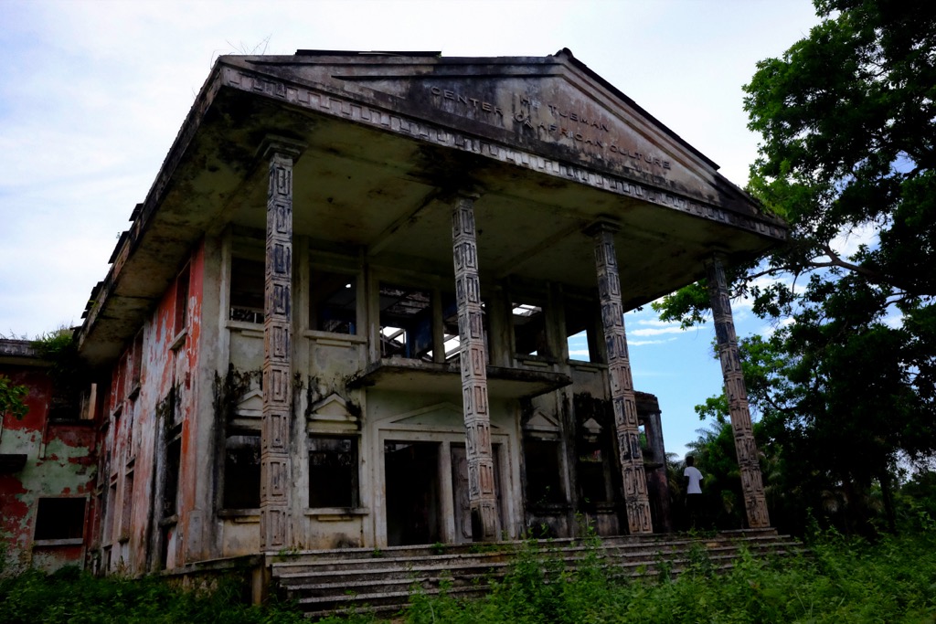 Many beautiful mansions representing the elite Arico-Liberian culture were destroyed during the war and are now abandoned. Liberia Mountains