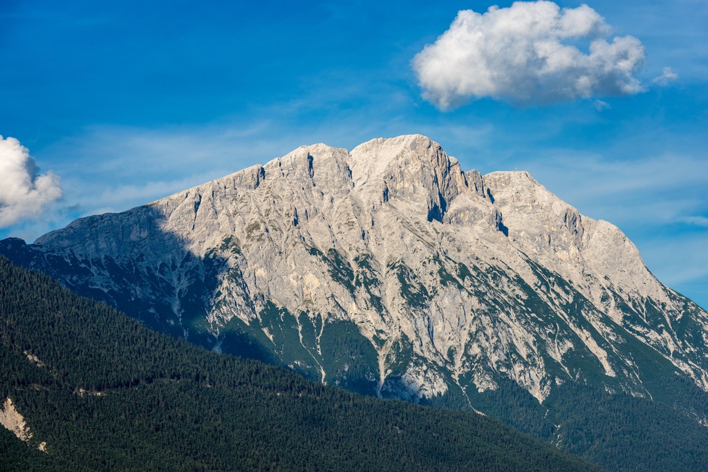 The Hohe Munde with the Hohe Munde Normalweg on its eastern ridge (left). Mieminger Chain