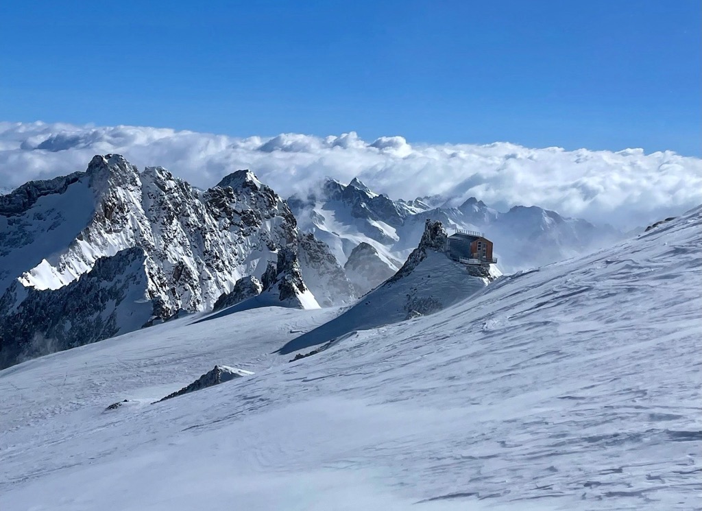 The Refuge de l'Aigle. Photo: Sergei Poljak. Mountain Huts