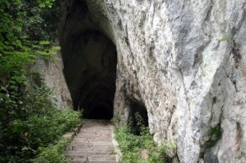 The entrance to the Outlaws’ Cave. Muntii Almajului Locvei