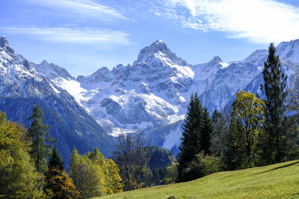 The Rätikon’s limestone composition creates many dramatic mountains, like Zimba (2,643 m / 8,678 ft), the Rätikon Matterhorn. Raetikon