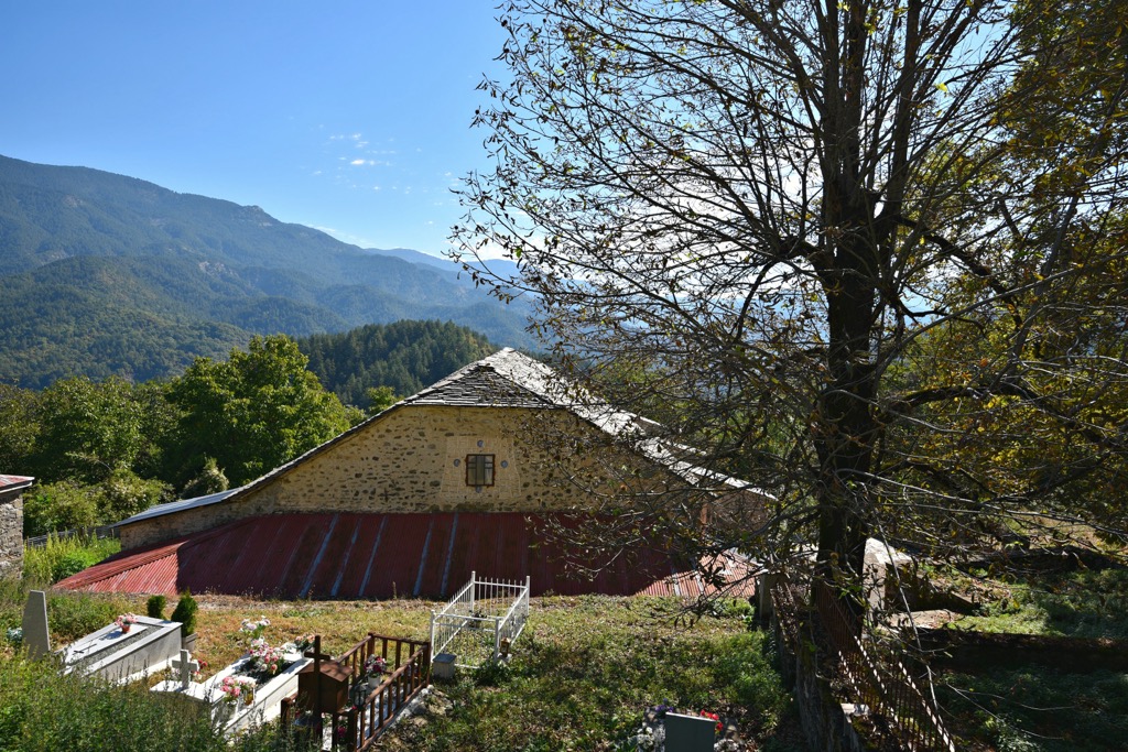 A traditional stone farmstead in Iliochori. Reserve Vrysochori Iliochori