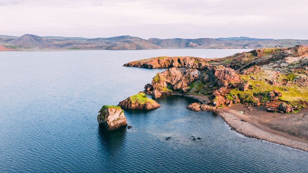 Hellutindar affords amazing vistas of Kleifarvatn from its western side. Reykjanesfolkvangur