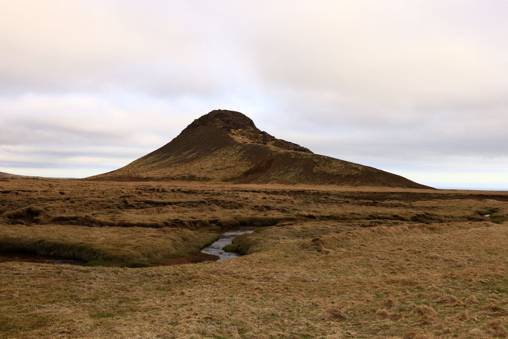 Most of the mountains and hills in Reykjanesfólkvangur comprise hyaloclastite, tuff, or basalt. Reykjanesfolkvangur