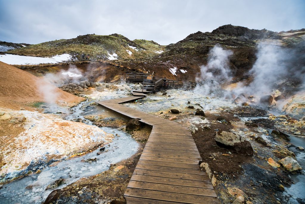 Boardwalks make it possible to walk across the Seltún Hot Springs. Reykjanesfolkvangur