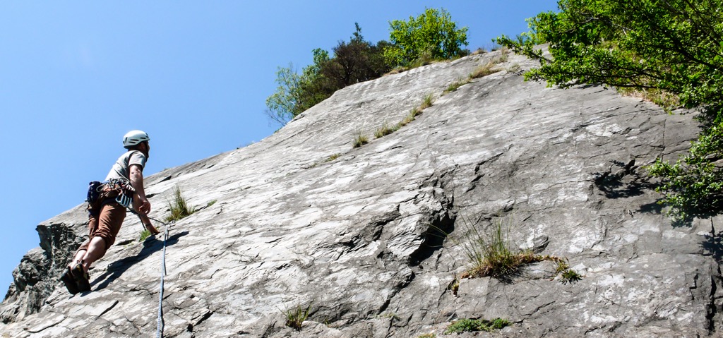 L'escalade sur dalle (slab) désigne les voies qui ne sont pas totalement verticales, mais qui comportent moins de prises et plus de mouvements de friction.