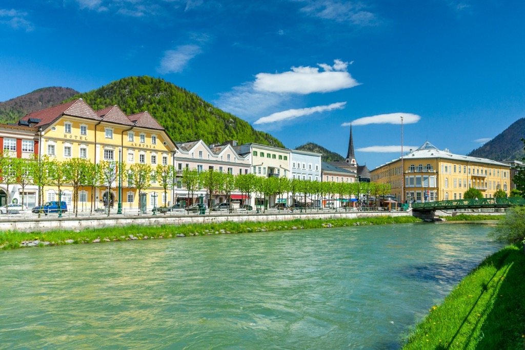 The river Traun runs through the historic Bad Ischl center. Totes Gebirge