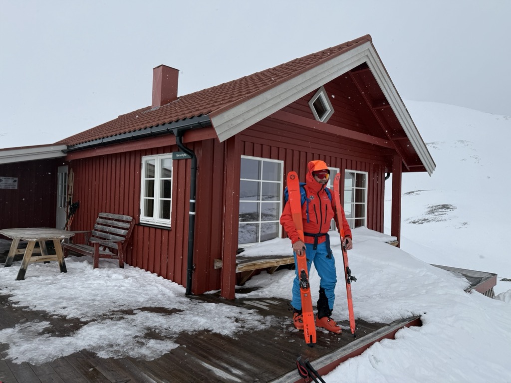 The Rørneshytta mountain refuge is an unmanned hut, typical of the region. Photo: Denis Bulichenko. Troms og Finnmark