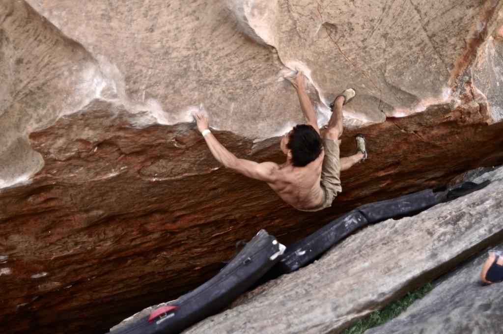 Bouldering “Rave Heart” (V8) in the Grampians. Victoria Mountains