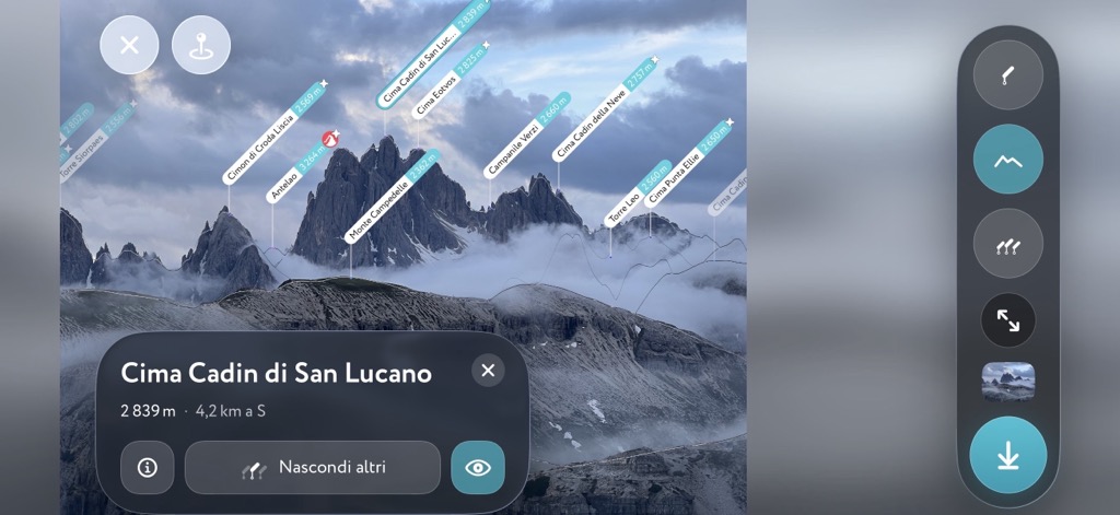Una foto di montagna in PeakVisor con le cime riconosciute e i loro nomi