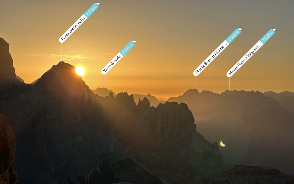 I nomi delle cime in Realtà Aumentata di PeakVisor sopra un’alba in montagna