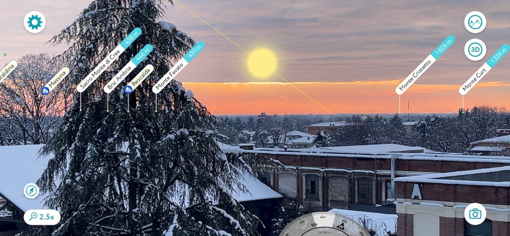 La Realtà Aumentata di PeakVisor al tramonto, con il Sole sopra gli alberi innevati e i nomi delle cime all’orizzonte