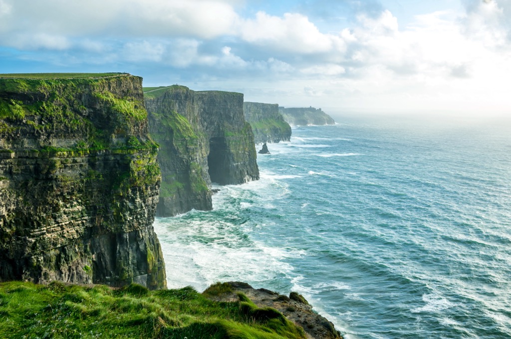 Beste Wanderungen.  Die Cliffs of Moher sind Irlands meistbesuchte Naturstätte