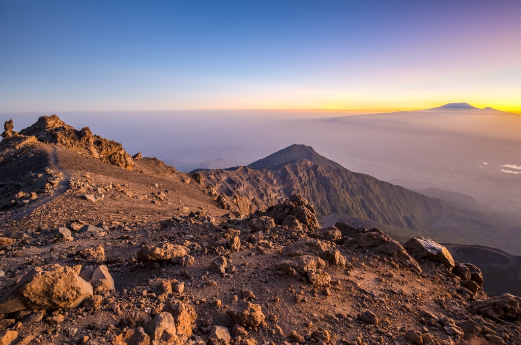 Beste Wanderungen. Der Gipfel des Mount Meru, mit dem Kilimandscharo im Hintergrund