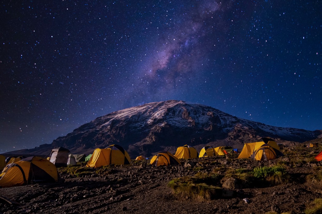 Beste Wanderungen. Gipfel des Mount Meru, mit dem Kilimandscharo im Hintergrund