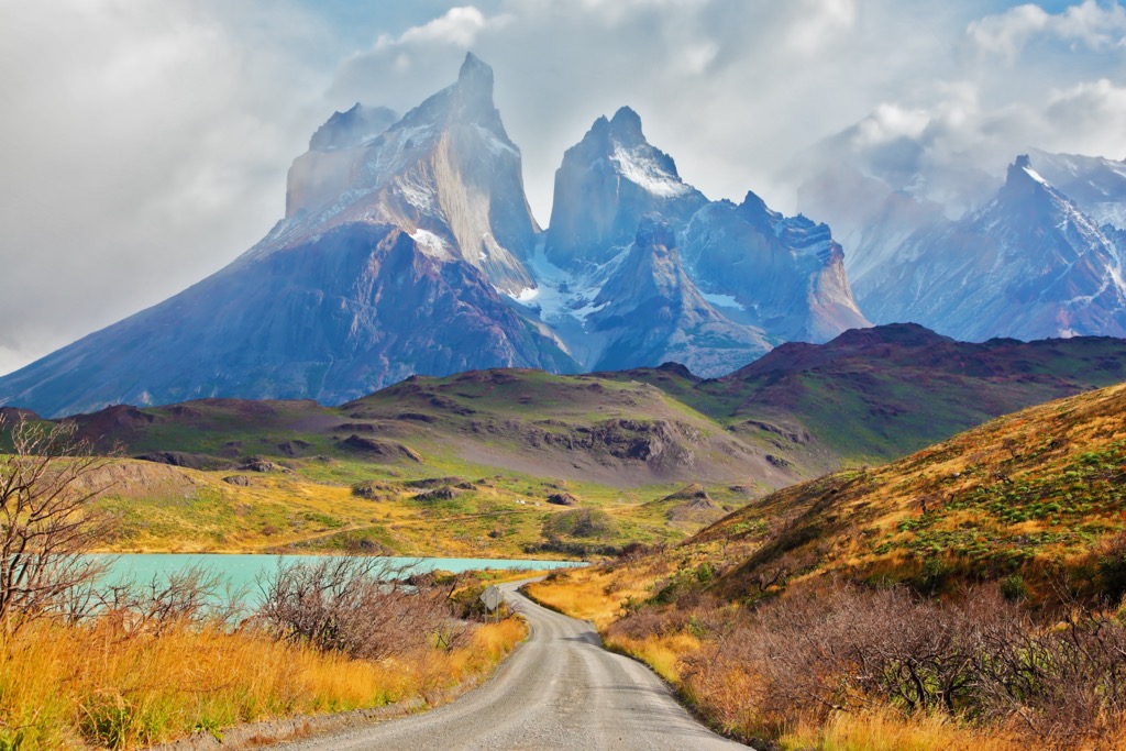 Beste Wanderungen. Der mythische Torres del Paine, das ästhetische Herzstück Patagoniens, ragt über die umliegenden Täler hinaus. 